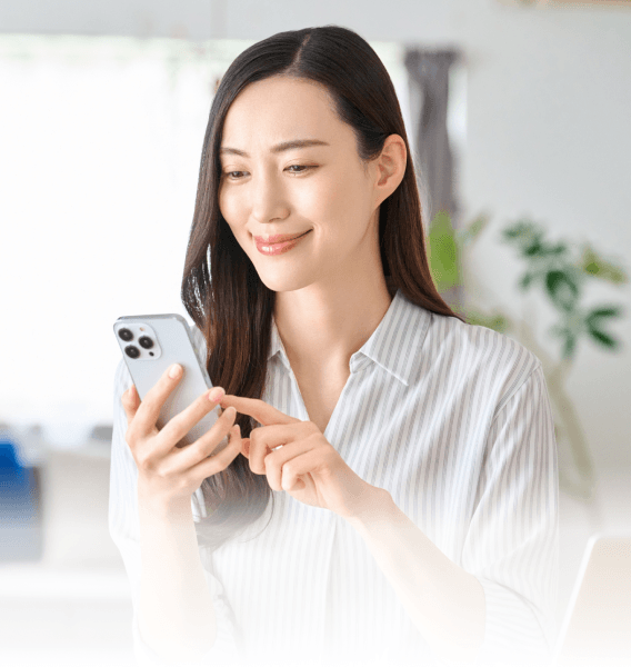 スマホで予約をする女性